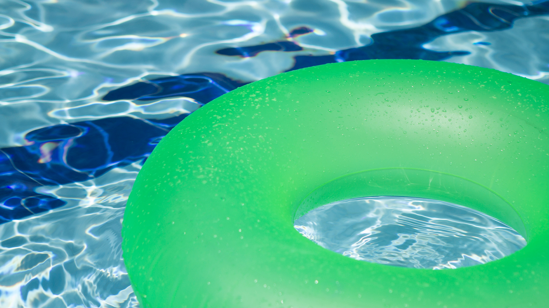 Grön badboll i pool