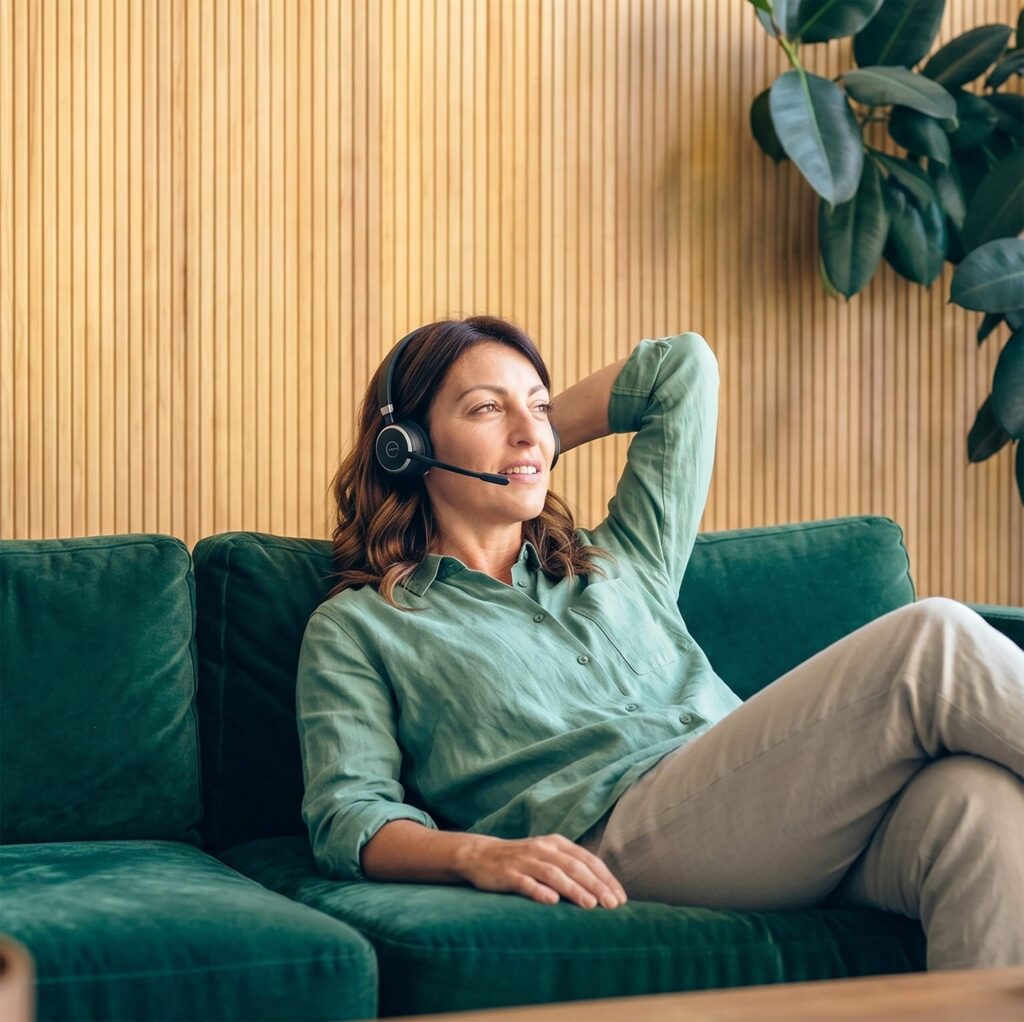 Kvinnlig AI Receptionist arbetar dygnet runt.